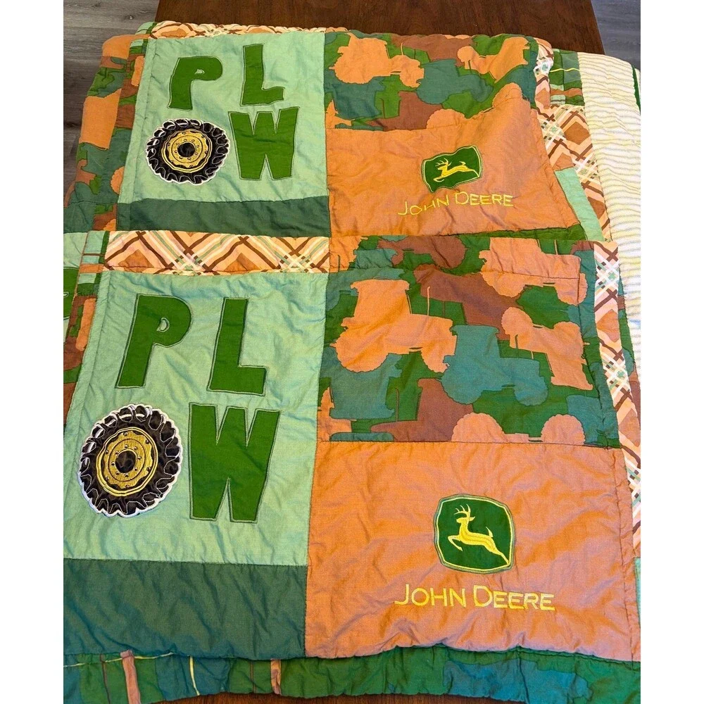 John Deere 2010 Tractor Camo Quilt Set with Pillow Shams - Full Size